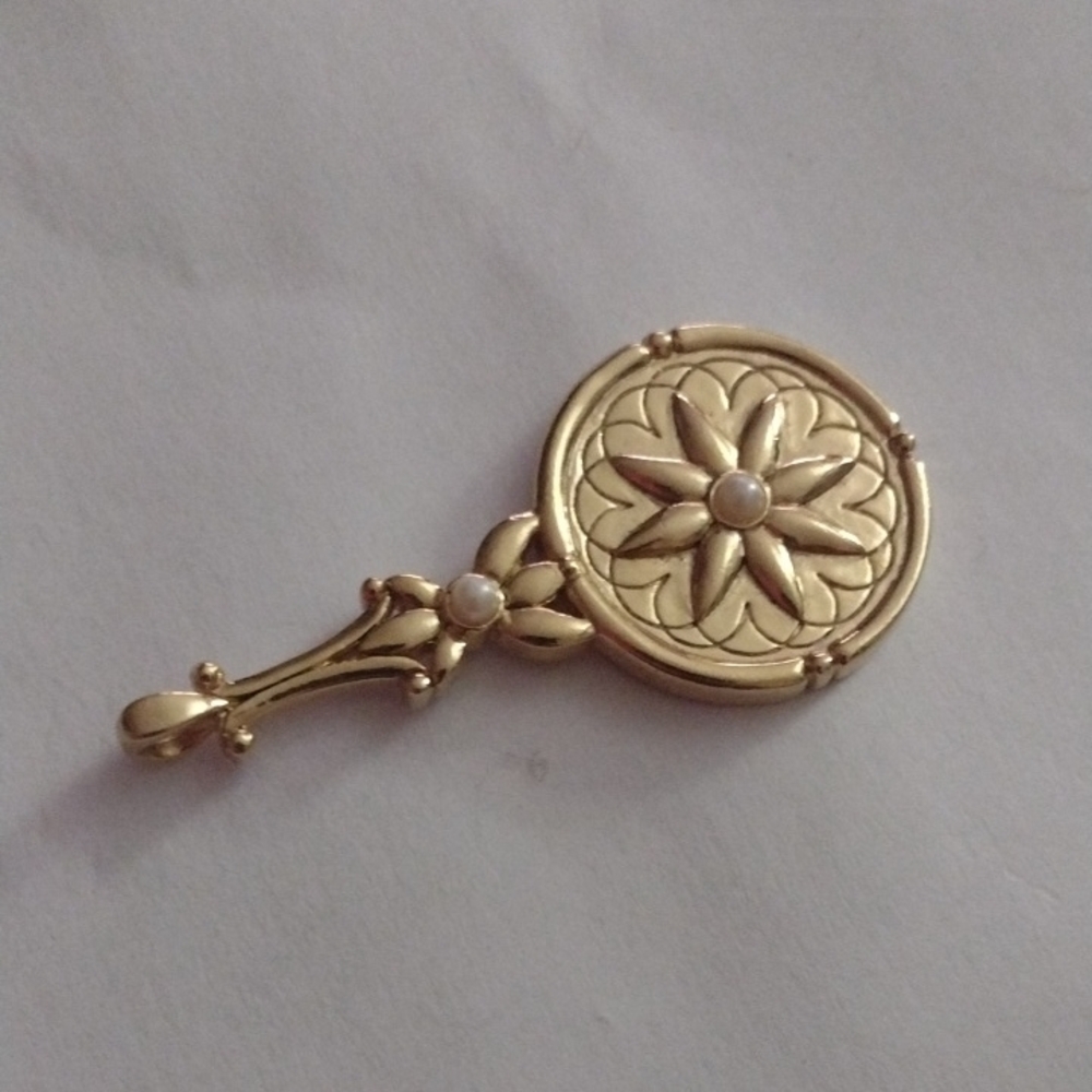Elegant Vintage Gold Hand Mirror Pendant